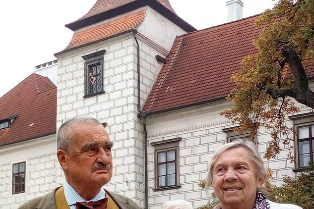 Karel Schwarzenberg s předsedkyní Historického spolku Schwarzenberg Emou Majerovou během členské schůze Historického spolku Schwarzenberg na třeboňském zámku